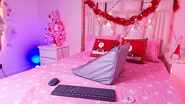 alanarose18 online show from 12.14.25