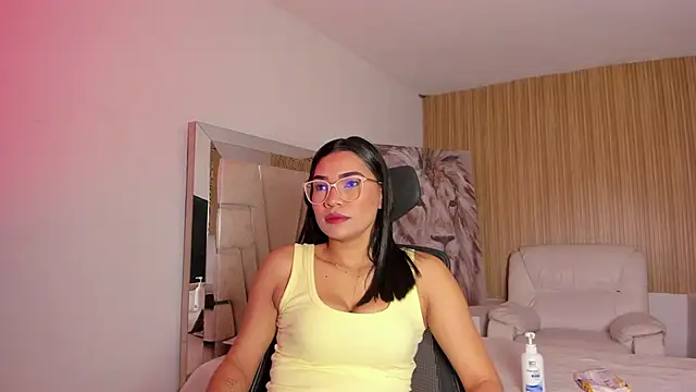 Snapshot of katemooss_ chatting on 11.23.25 katemooss online show from 11.23.25