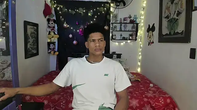 Snapshot of JUANBIGCOCK21CM chatting on 12.18.25 JUANBIGCOCK21CM online show from 12.18.25