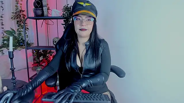Snapshot of Halley_Ravenn chatting on 05.15.26 Halley Ravenn online show from 05.15.26