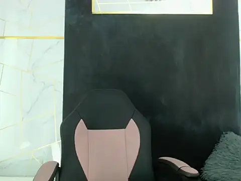 Snapshot of Sophie_Walker17 chatting on 11.18.25 Sophie Walker17 online show from 11.18.25