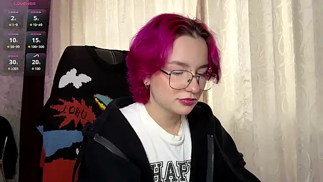 Snapshot of TheaMacrae chatting on 11.15.25 TheaMacrae online show from 11.15.25