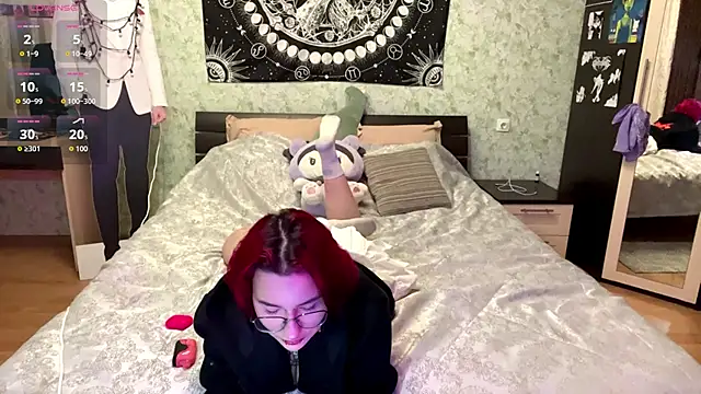 Snapshot of TheaMacrae chatting on 11.18.25 TheaMacrae online show from 11.18.25