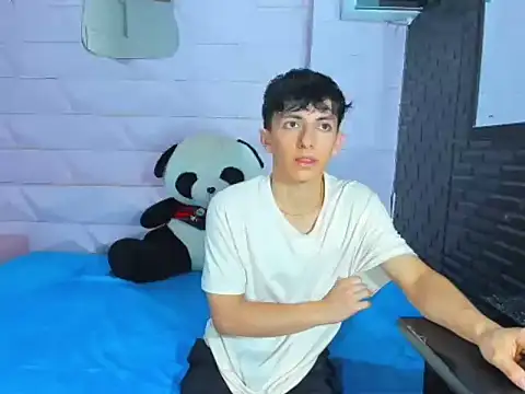 Snapshot of ElanGiraldo chatting on 11.25.25 ElanGiraldo online show from 11.25.25