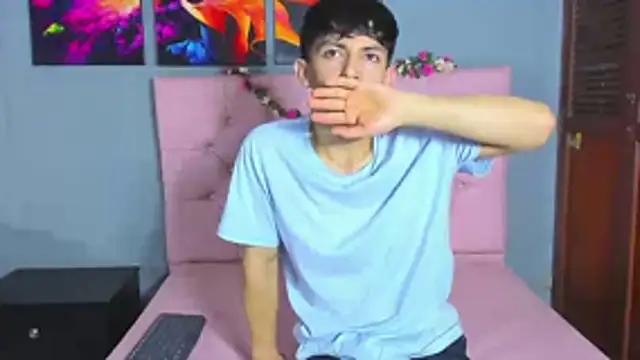 Snapshot of ElanGiraldo chatting on 11.26.25 ElanGiraldo online show from 11.26.25