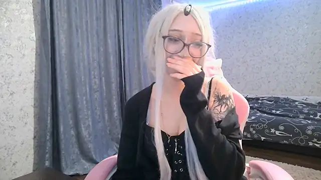 Snapshot of cupcakevice chatting on 11.28.25 cupcakevice online show from 11.28.25