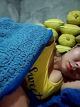 Snapshot of vangkt-cute chatting on 12.14.25 vangkt-cute online show from 12.14.25