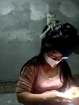 Snapshot of vangkt-cute chatting on 12.16.25 vangkt-cute online show from 12.16.25