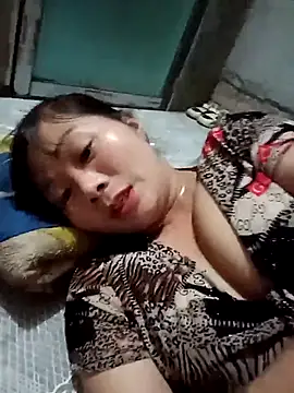 Snapshot of vangkt-cute chatting on 12.19.25 vangkt-cute online show from 12.19.25