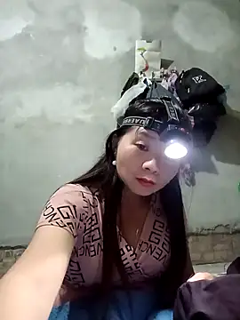 Snapshot of vangkt-cute chatting on 12.21.25 vangkt-cute online show from 12.21.25