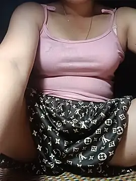 Snapshot of vangkt-cute chatting on 06.21.26 vangkt-cute online show from 06.21.26