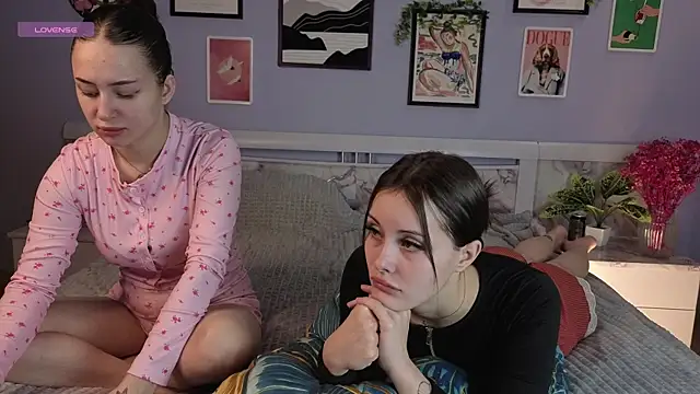 Snapshot of SonaMist chatting on 11.25.25 SonaMist online show from 11.25.25