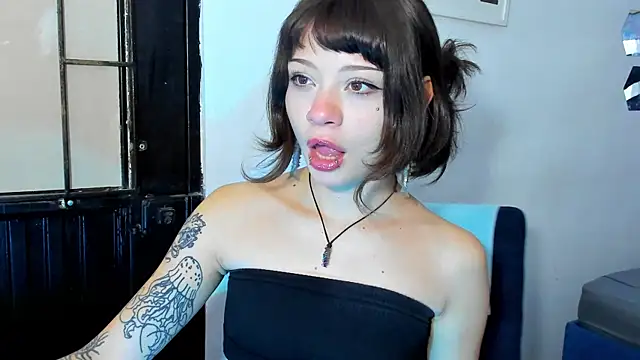 Snapshot of Anny-Bunny_ chatting on 11.17.25 Anny-Bunny online show from 11.17.25