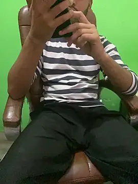 Snapshot of hotyyyyjonny chatting on 05.09.26 hotyyyyjonny online show from 05.09.26
