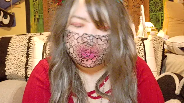 Snapshot of oxLILxMELOxo chatting on 12.20.25 oxLILxMELOxo online show from 12.20.25