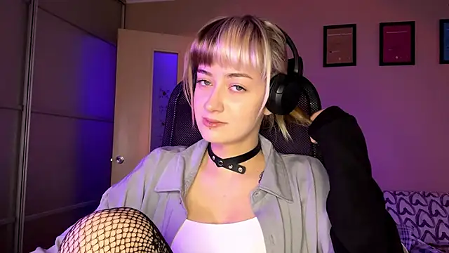 Snapshot of EmilySkyline chatting on 11.20.25 EmilySkyline online show from 11.20.25