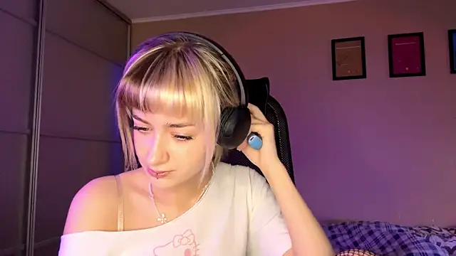 Snapshot of EmilySkyline chatting on 11.21.25 EmilySkyline online show from 11.21.25