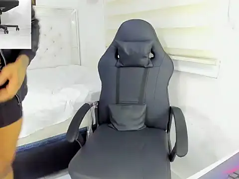 Snapshot of master_leather chatting on 12.03.25 master leather online show from 12.03.25