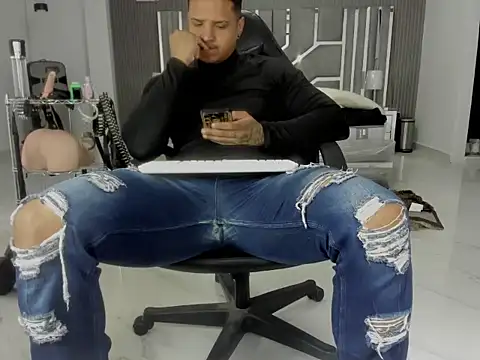 Snapshot of master_leather chatting on 06.30.26 master leather online show from 06.30.26