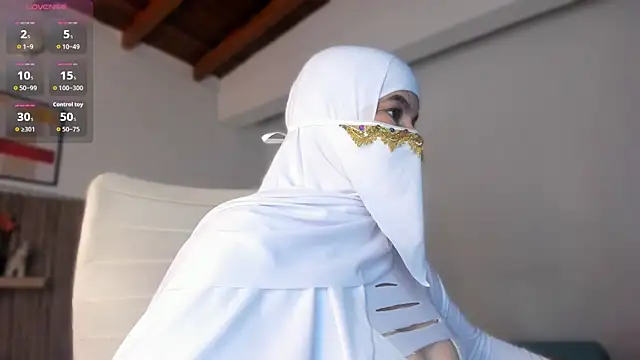 Snapshot of Hannaa_Dolly chatting on 11.18.25 Hannaa Dolly online show from 11.18.25