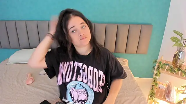 Snapshot of AzucenaBigAss chatting on 11.23.25 AzucenaBigAss online show from 11.23.25