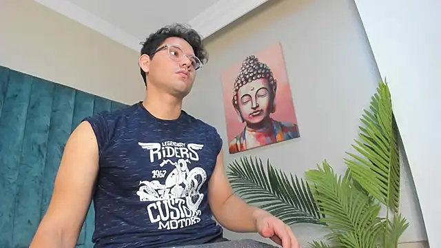 Snapshot of DhannLee chatting on 11.21.25 DhannLee online show from 11.21.25