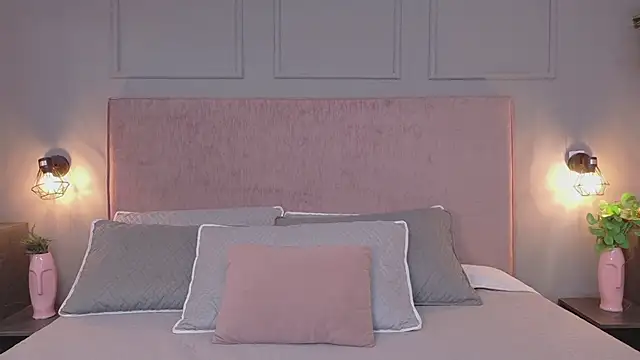 Snapshot of Sophie_Honey18 chatting on 11.22.25 Sophie Honey18 online show from 11.22.25