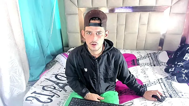 Snapshot of Sexybigjefffx chatting on 12.15.25 Sexybigjefffx online show from 12.15.25