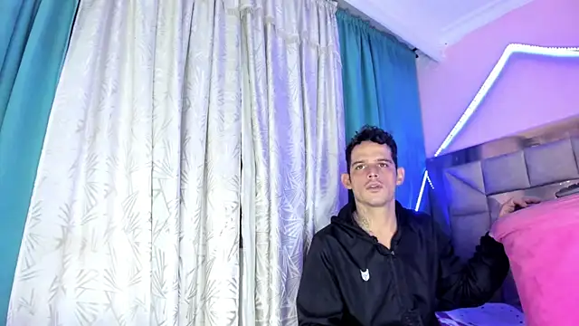 Snapshot of Sexybigjefffx chatting on 12.19.25 Sexybigjefffx online show from 12.19.25