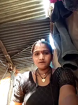 Snapshot of yanuw chatting on 11.17.25 yanuw online show from 11.17.25