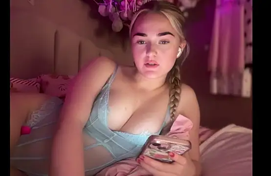 Snapshot of Pinkiepieexo chatting on 11.28.25 Pinkiepieexo online show from 11.28.25