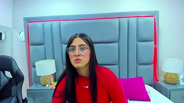 Snapshot of LuisaFranco chatting on 11.25.25 LuisaFranco online show from 11.25.25