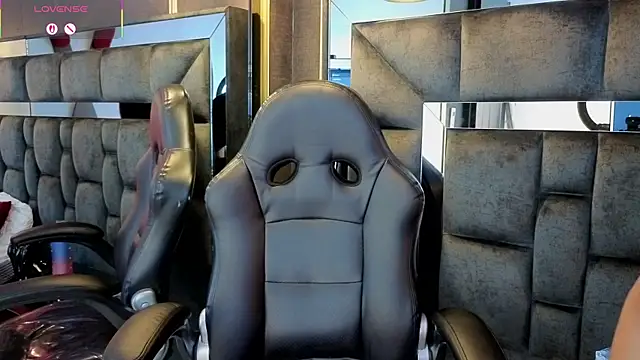 IssaJones  online show from 03.26.26