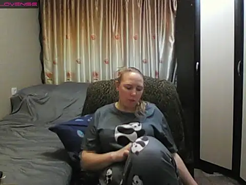 Snapshot of JenniDeep chatting on 04.21.26 JenniDeep online show from 04.21.26