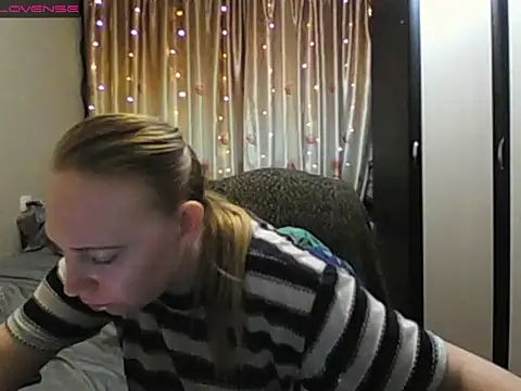 Snapshot of JenniDeep chatting on 04.22.26 JenniDeep online show from 04.22.26