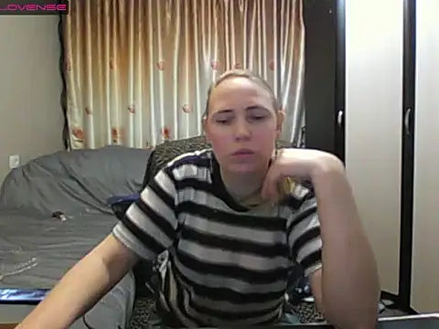 Snapshot of JenniDeep chatting on 04.23.26 JenniDeep online show from 04.23.26