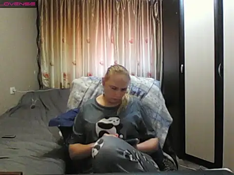 Snapshot of JenniDeep chatting on 04.28.26 JenniDeep online show from 04.28.26