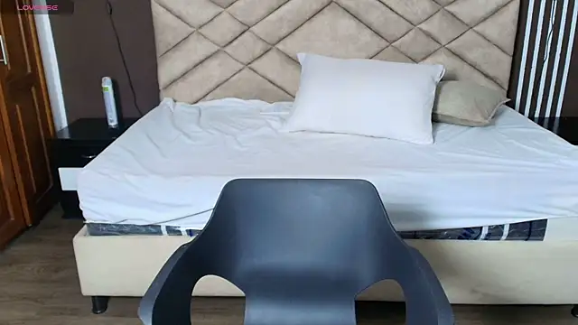 Snapshot of Laracooper_ chatting on 11.28.25 Laracooper online show from 11.28.25