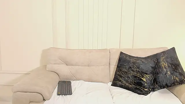 Naomi Lynn online show from 12.04.25