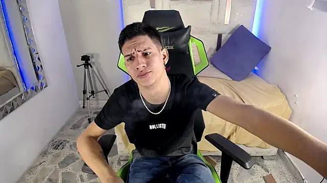 Snapshot of HARD_GROUPP_ chatting on 11.17.25 HARD GROUPP online show from 11.17.25