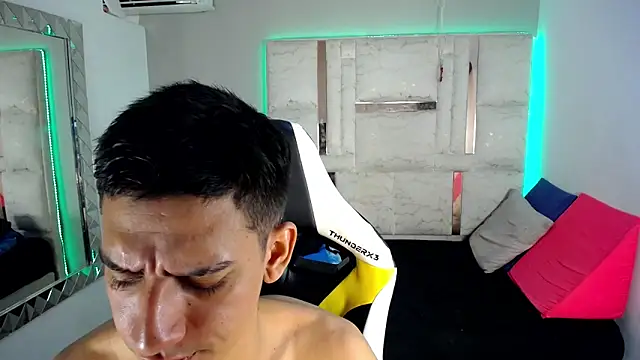 Snapshot of HARD_GROUPP_ chatting on 11.28.25 HARD GROUPP online show from 11.28.25