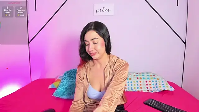 VictoriaRouge  online show from 11.25.25