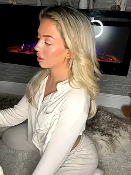 Snapshot of peachcindyy chatting on 11.16.25 peachcindyy online show from 11.16.25