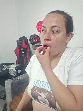 Snapshot of Rouse_hot_ chatting on 11.15.25 Rouse hot online show from 11.15.25