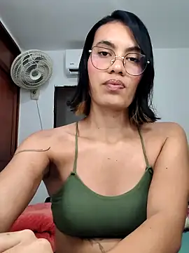 Snapshot of Mia_saaenz chatting on 11.18.25 Mia saaenz online show from 11.18.25