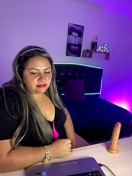 Snapshot of DALILA_EF chatting on 11.26.25 DALILA EF online show from 11.26.25