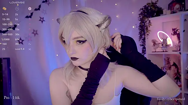 Snapshot of vronnier chatting on 11.28.25 vronnier online show from 11.28.25