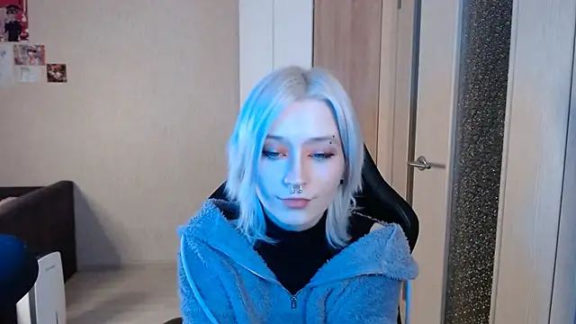 Snapshot of SophiaLur chatting on 11.29.25 SophiaLur online show from 11.29.25