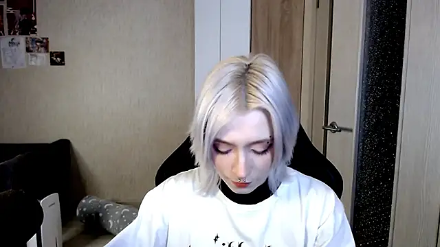 Snapshot of SophiaLur chatting on 11.30.25 SophiaLur online show from 11.30.25