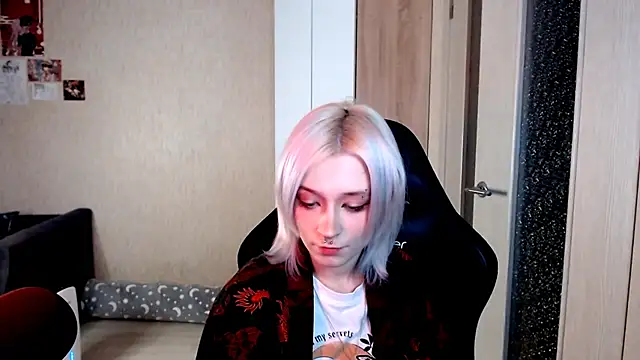 SophiaLur online show from 12.04.25